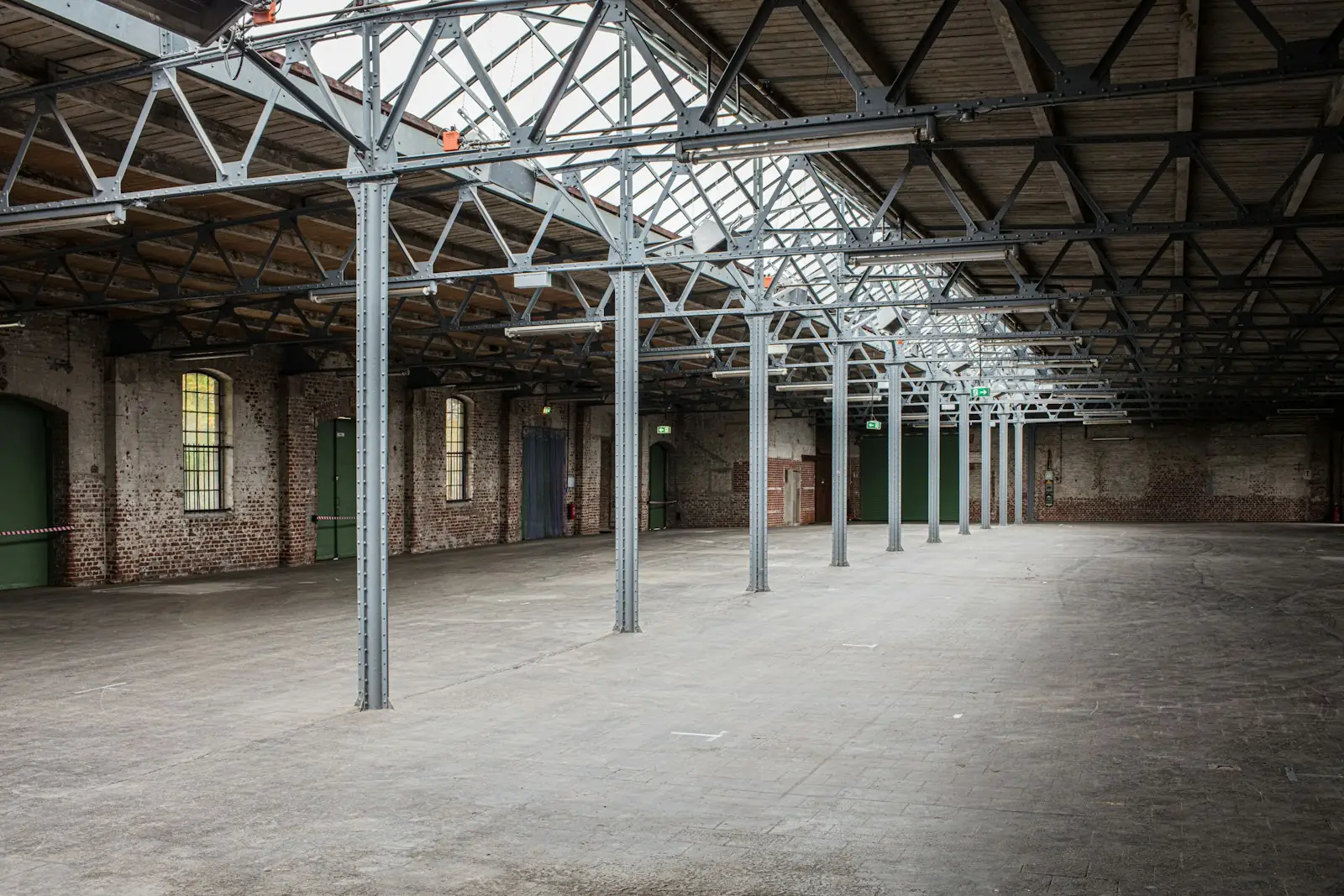 Nave industrial con piso de hormigón
